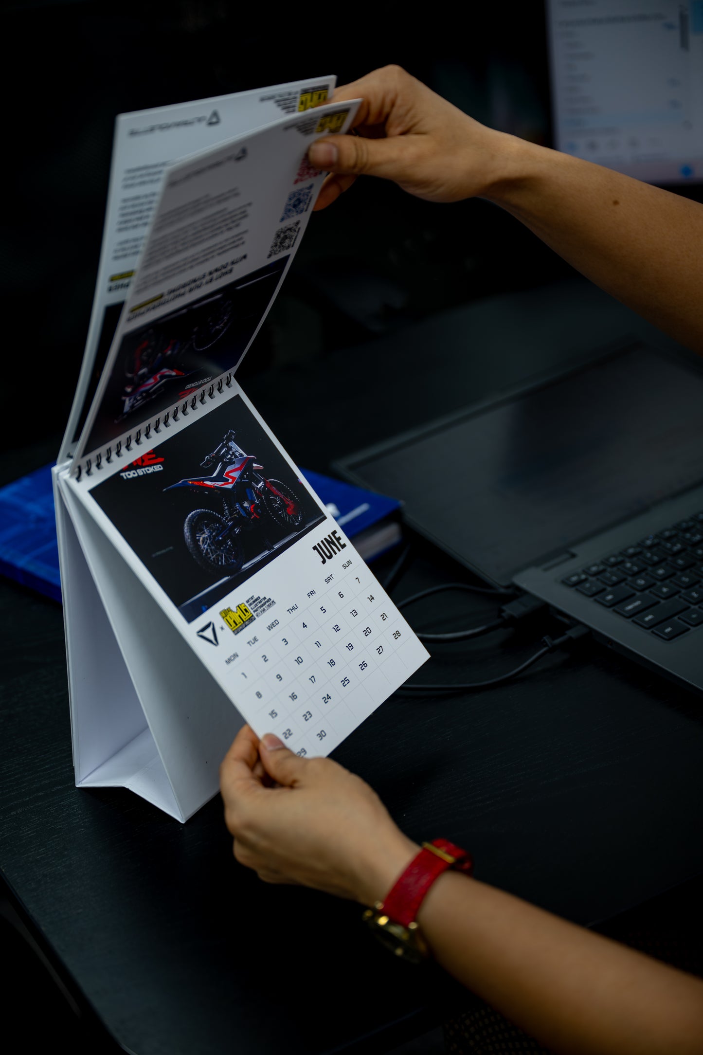 UV x AOMO 2026 DESK CALENDAR